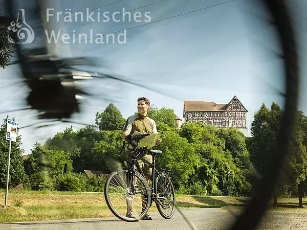 Radfahren am Main vor Schloss Homburg