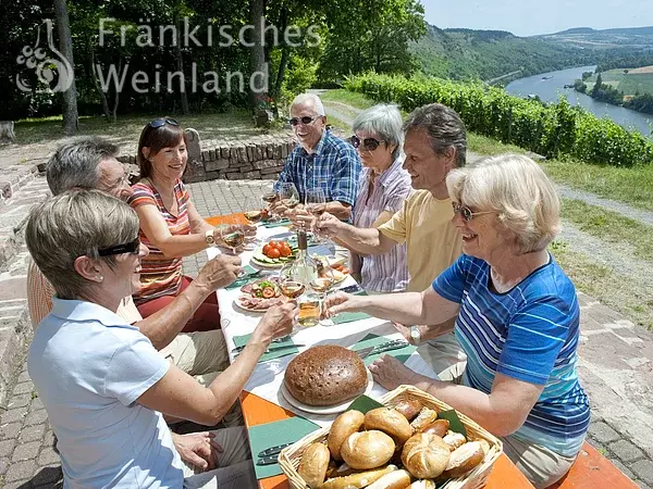 Brotzeit in den Weinbergen